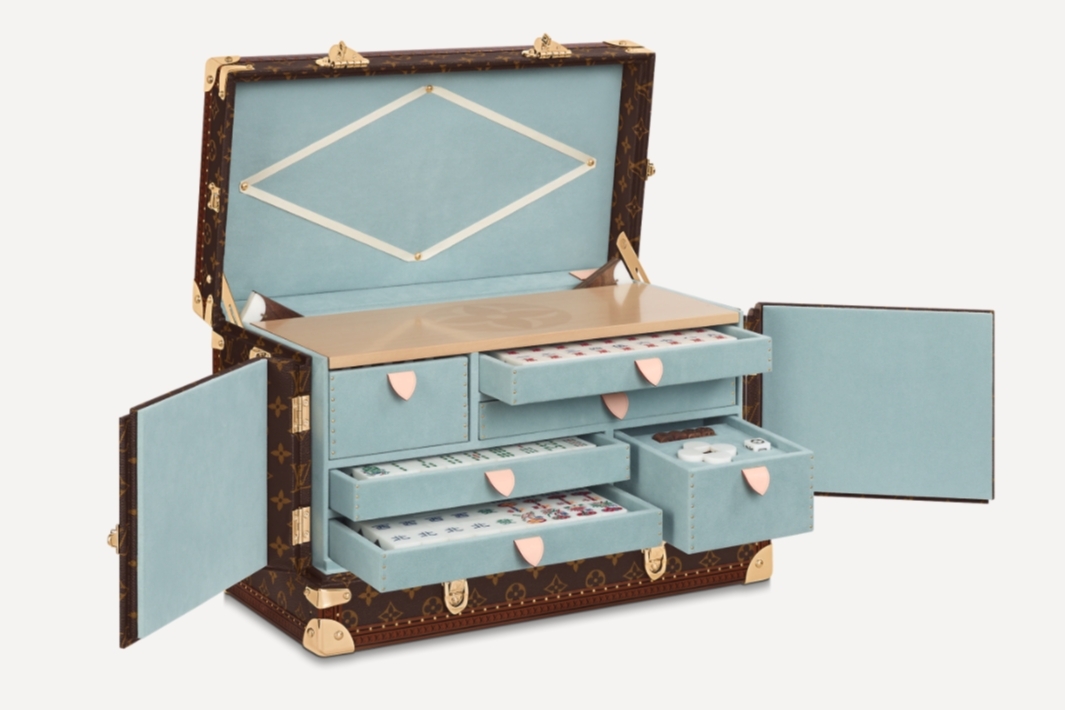 內層採用充滿夢幻感的湖水藍色設計,少女心爆棚!