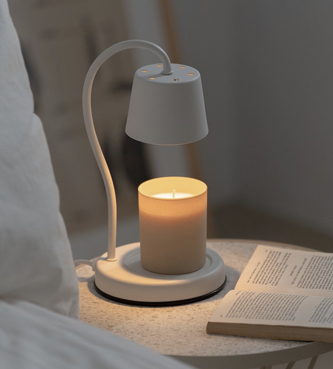 HOOOME 香氛蠟燭暖燈。