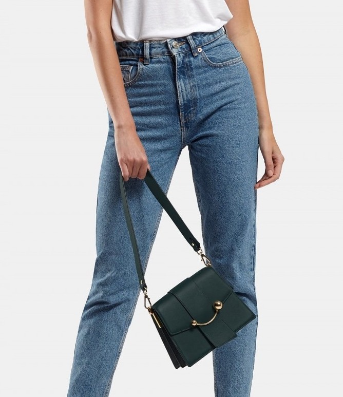 如果你正在尋找一個上班適合的手袋款,這個 Box Crescent 絕對不會令你失望!簡約大氣的設計配上正方袋型,不但予人一種知性可靠的感覺,背上更十分有氣場!