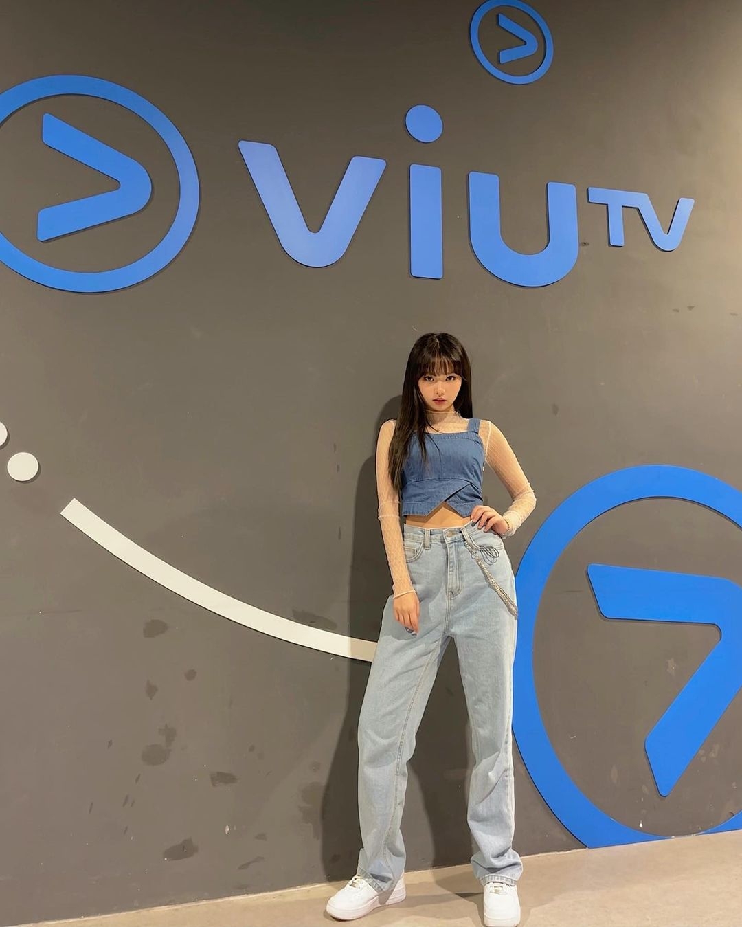 而 Day instagram 上的日常照片，風格與偶像 Lisa、Jennie 亦相當神似，驟眼看真的有點像童顏版的 Lisa 呢！大家又點睇呢？