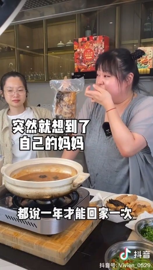 陳嘉佳說到媽媽時便激動淚崩