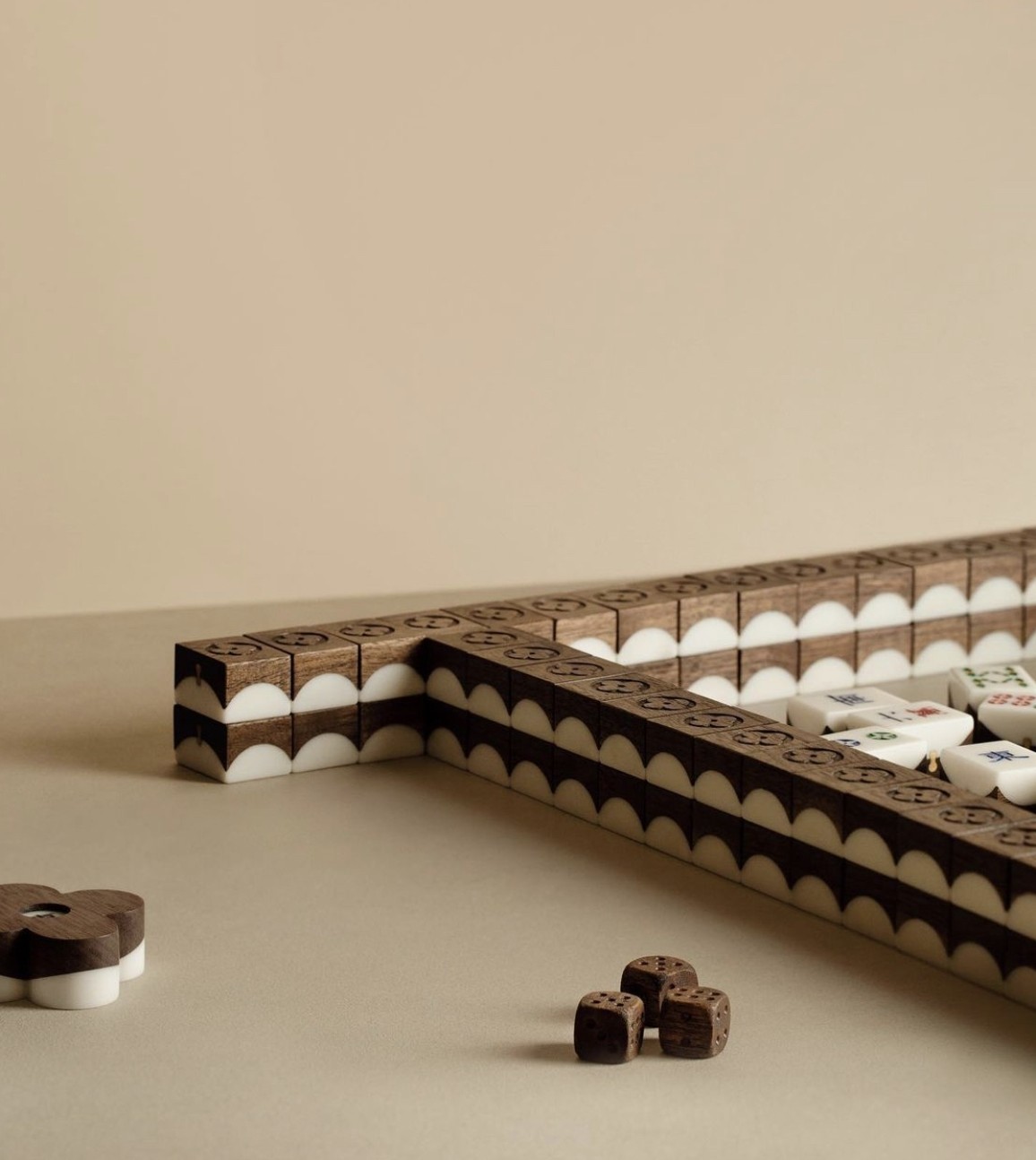 Studio Adjective將LV經典的Monogram老花圖騰貫穿整套麻雀的設計!