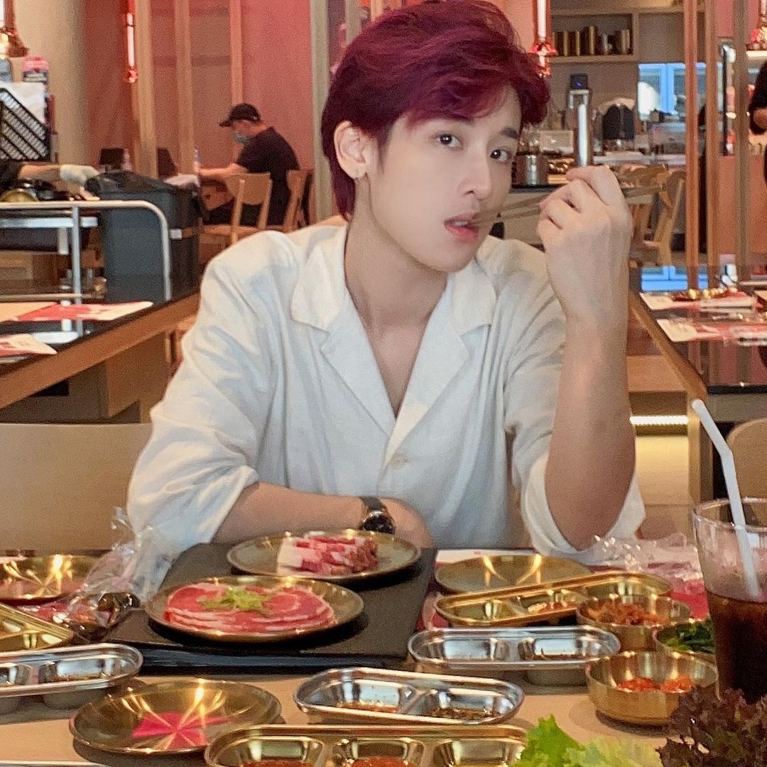 Tangkwa 更索性剪掉一頭長髮,換上一身中性的打扮