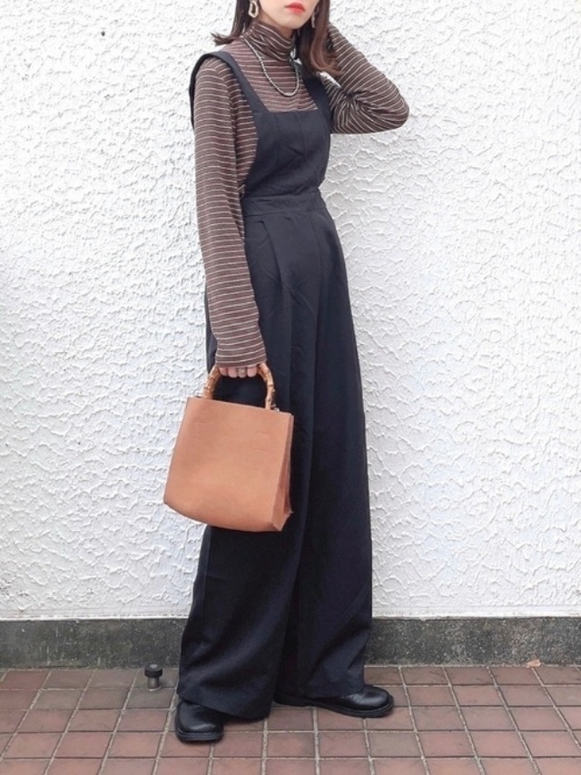 搭配高領上衣,加上項鍊作為點綴。