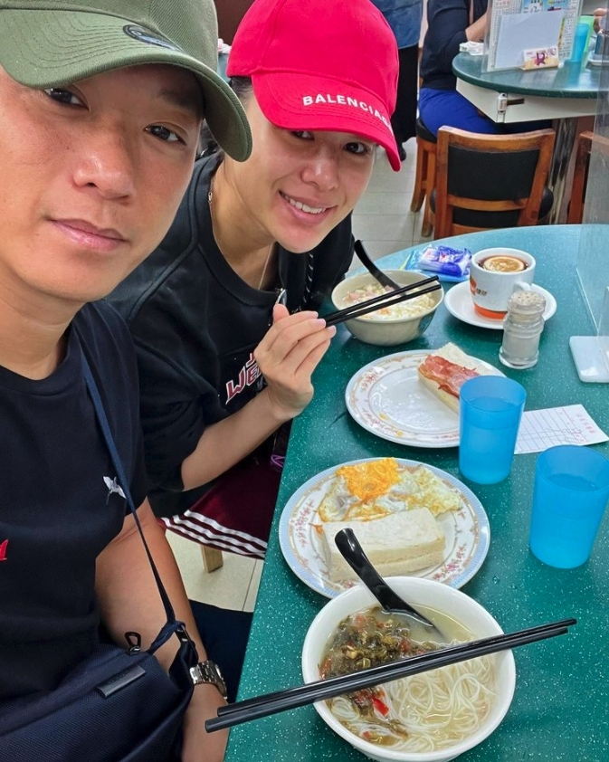 Philip祝賀胡杏兒:「 hardworking and popular.(努力工作和受歡迎)」