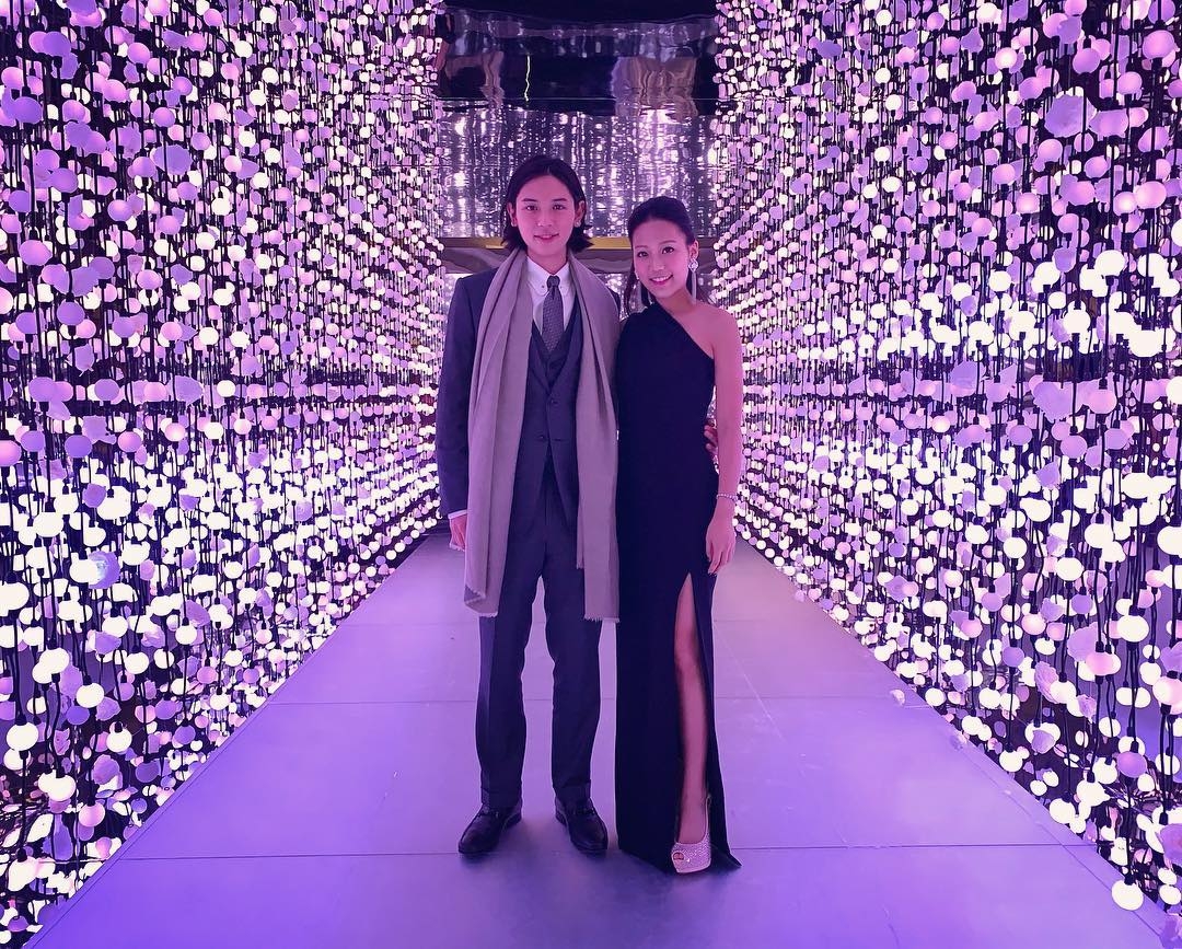 現年28歲的霍詠盈與26歲的胡智略譜出姊弟戀,據悉兩人是在 2018 年開始戀情