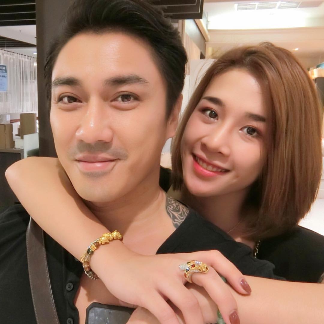 兩人竟然在無預警的情況下,於2019年突然宣佈離婚。