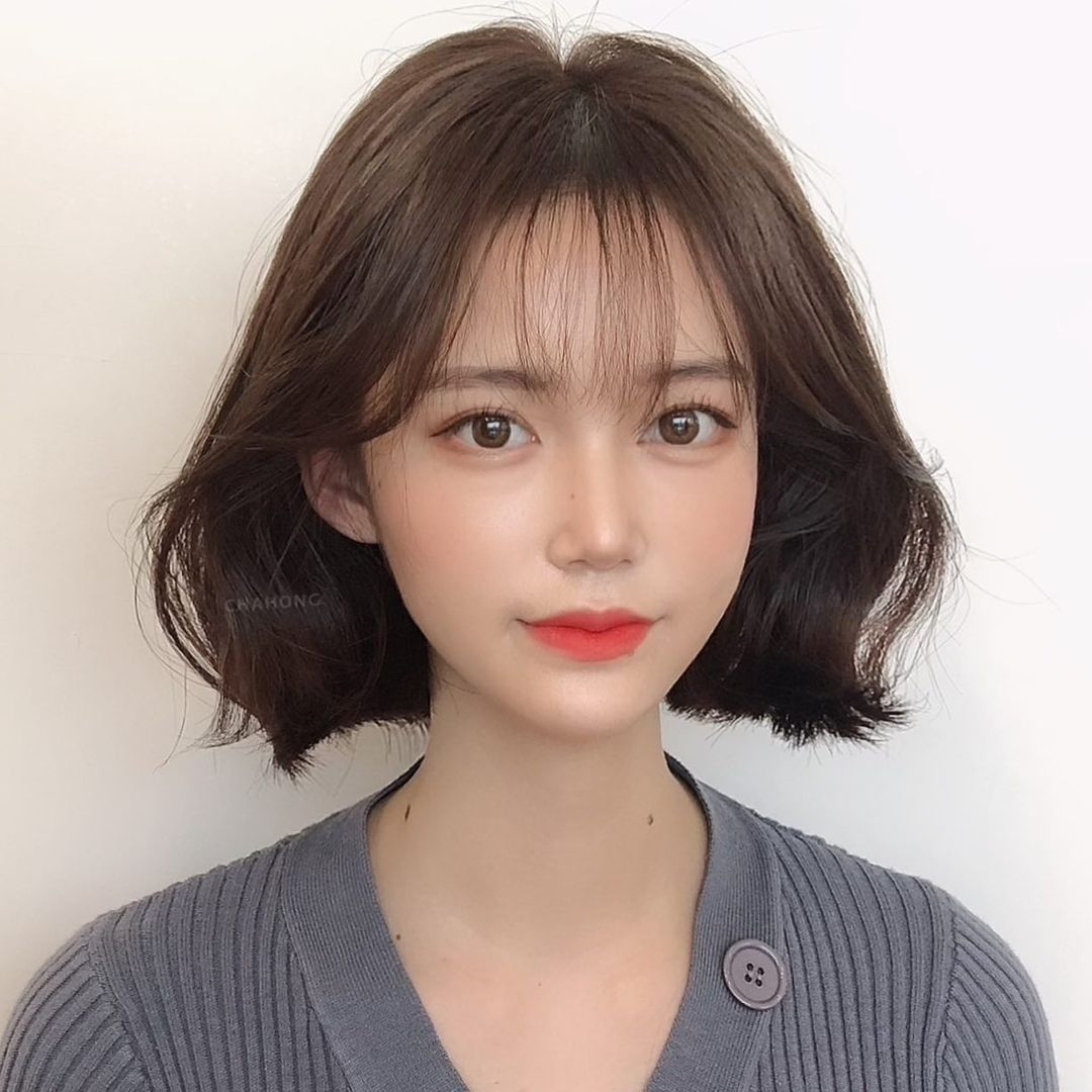 這髮型的重點是在髮尾位置,一邊會有微微的外翹,而另一邊則是內彎