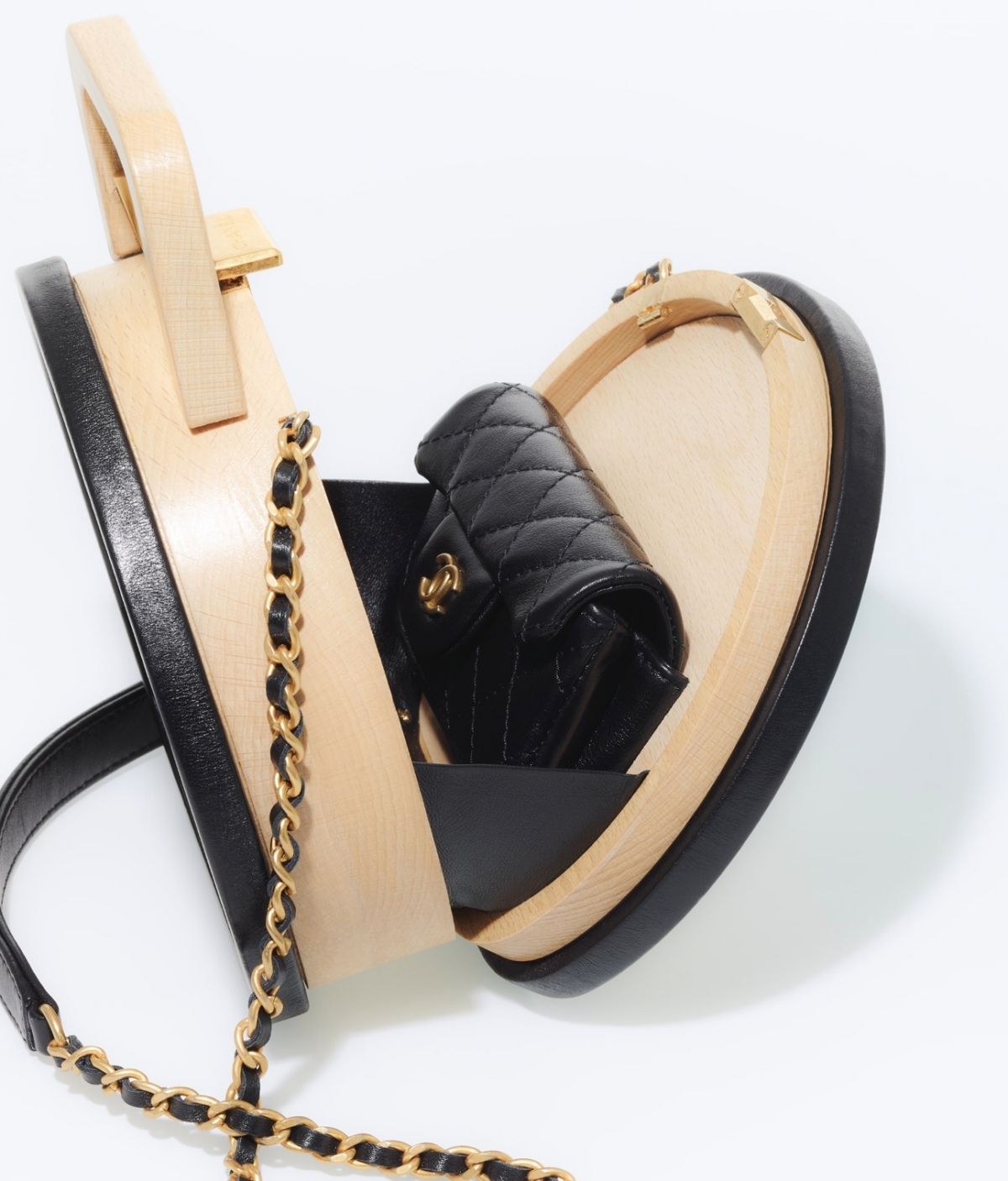 盒內附上一個黑金牛皮銀包(注意不能拆除出來單獨使用)