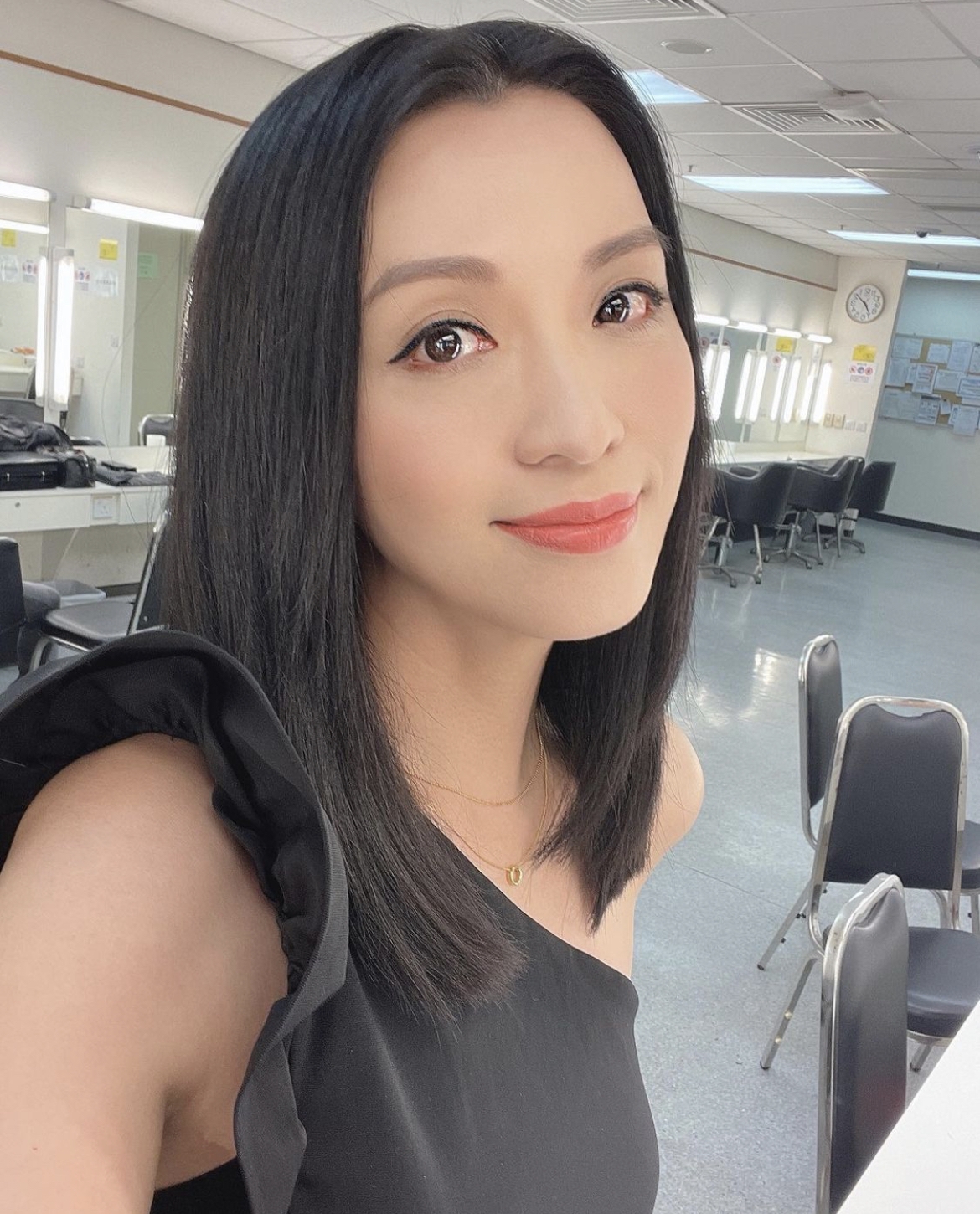 兩人交往後開展同居生活,今年5月時曾否認秘密簽紙~