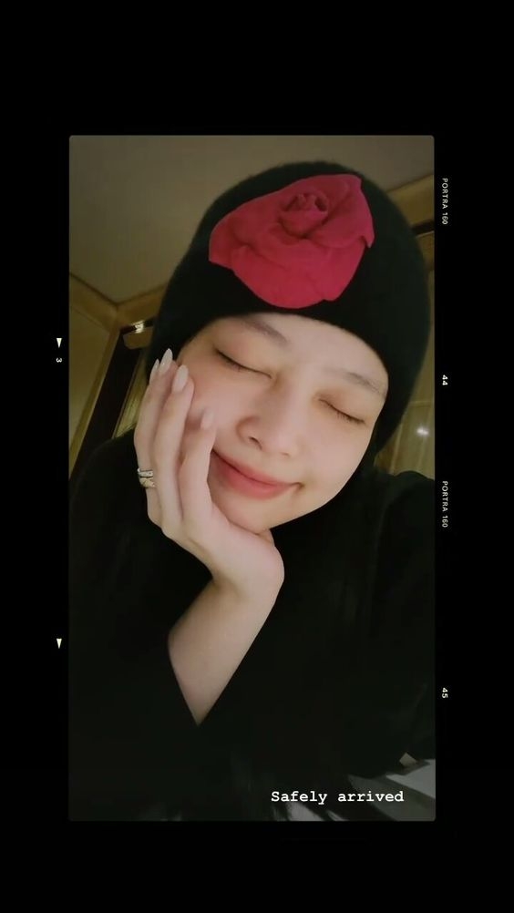 JENNIE到達巴黎後也有向BLINK報平安,一看便見到搶眼的大紅色山茶花~