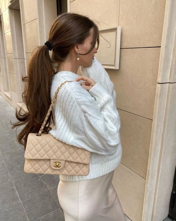 今次的加幅甚至比上次更震撼,經典款 Classic Flap 30 更甚至已經衝破 7 萬港幣,即睇睇 2021 年 Chanel 手袋的最新香港售價吧!