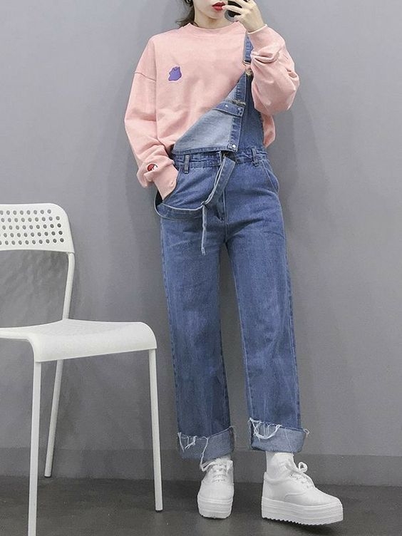 解開其中一邊吊帶褲的吊帶扣,打造出俏皮的Boyish風格~