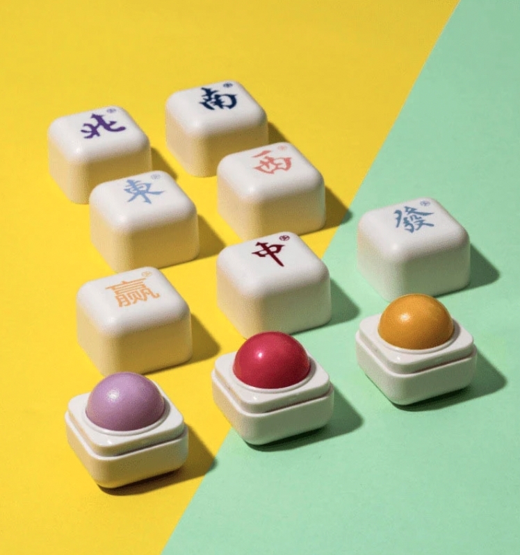以東、南、西、北、中、贏、發的立體骰仔造型打造,內藏小巧精緻的粉嫩配色香膏