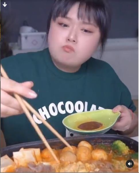 細細粒陳嘉佳在大陸進行「吃播」爆紅