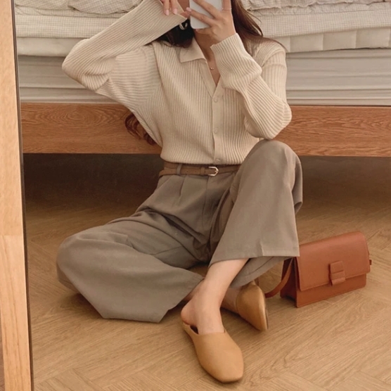 配搭啡紅色的手袋,以及平底穆勒鞋!