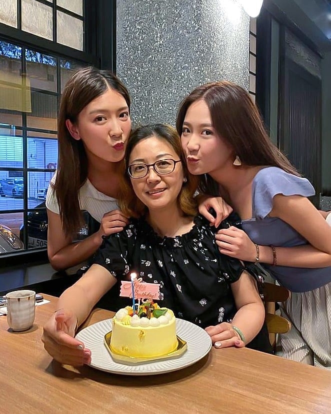 而余香凝細妹余潔滢(Zoe)早前就因為與 Mirror 成員 Tiger(邱傲然)傳緋聞而獲得不少關注!