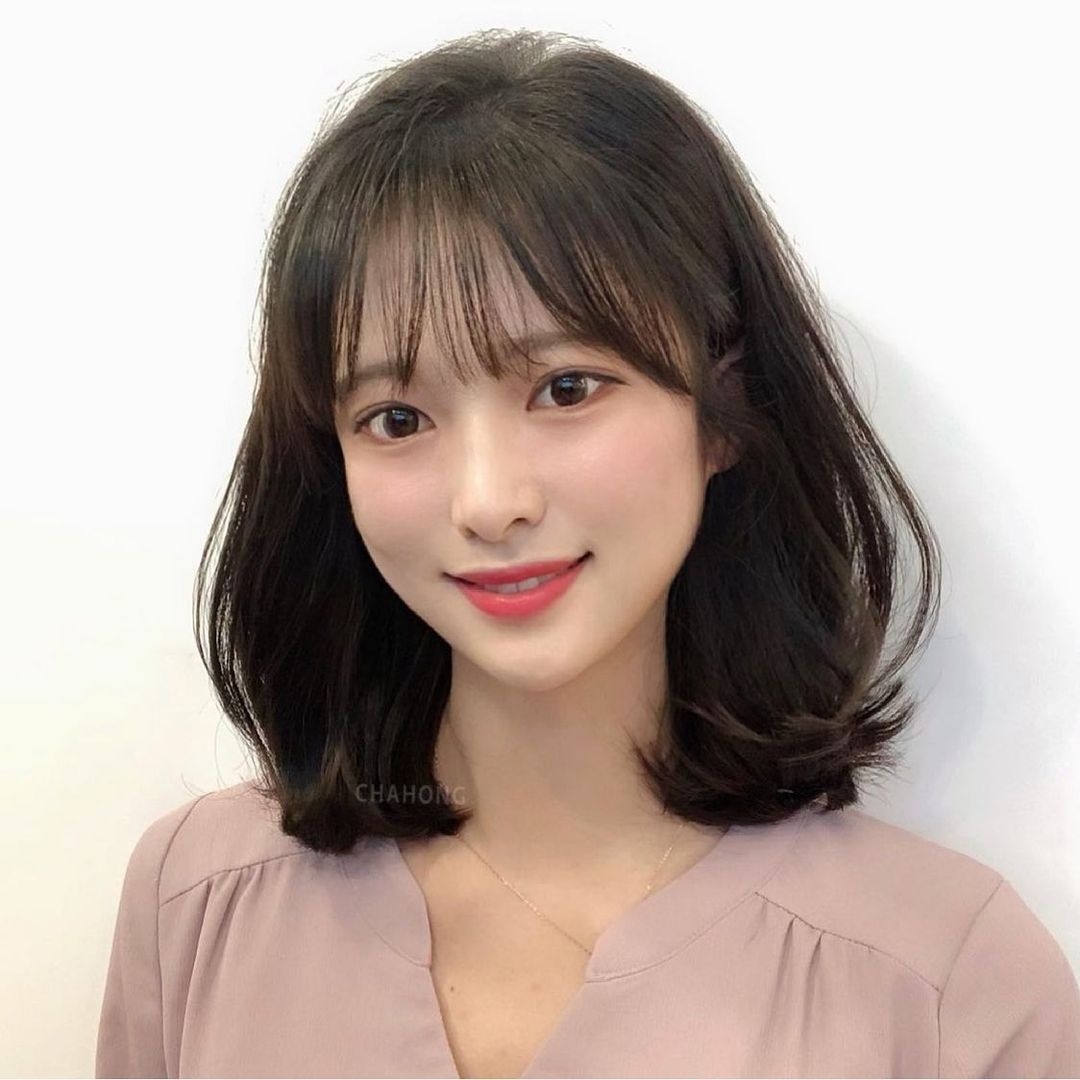 這種水滴型短髮在韓國可謂相當受歡迎,髮型上窄下寬,而髮尾則會帶點小弧度