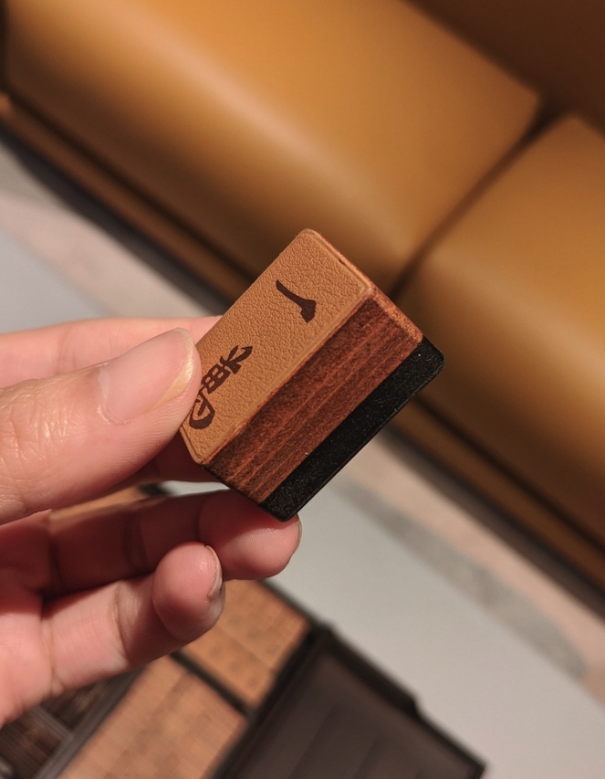 麻雀牌面上的字體和圖案亦有別於傳統麻雀的雕刻製法,而是採用全真皮印花!