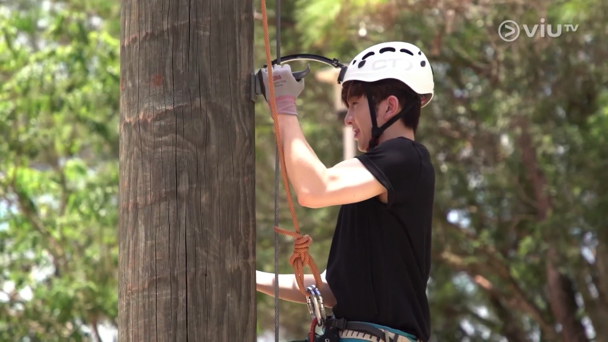 暖男Anson Lo為了測試天梯的安全程度,堅持提早來到營地率先作體驗!