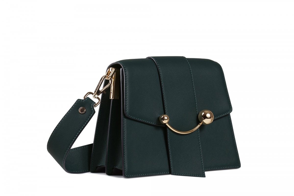 如果你正在尋找一個上班適合的手袋款,這個 Box Crescent 絕對不會令你失望!