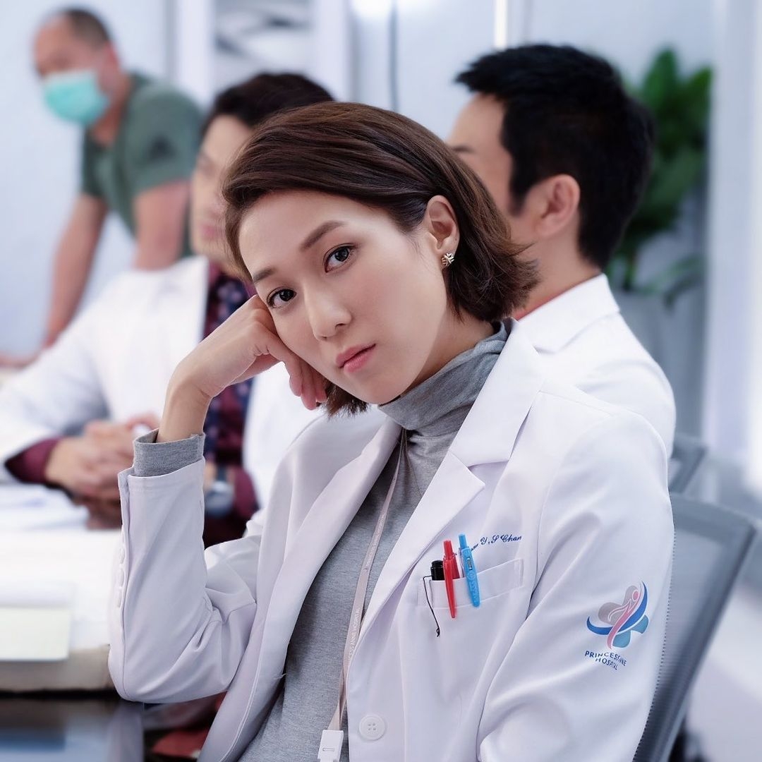 因姐姐覺得鍾嘉欣與 Jeremy 相襯,便介紹了他給剛失戀的鍾嘉欣認識