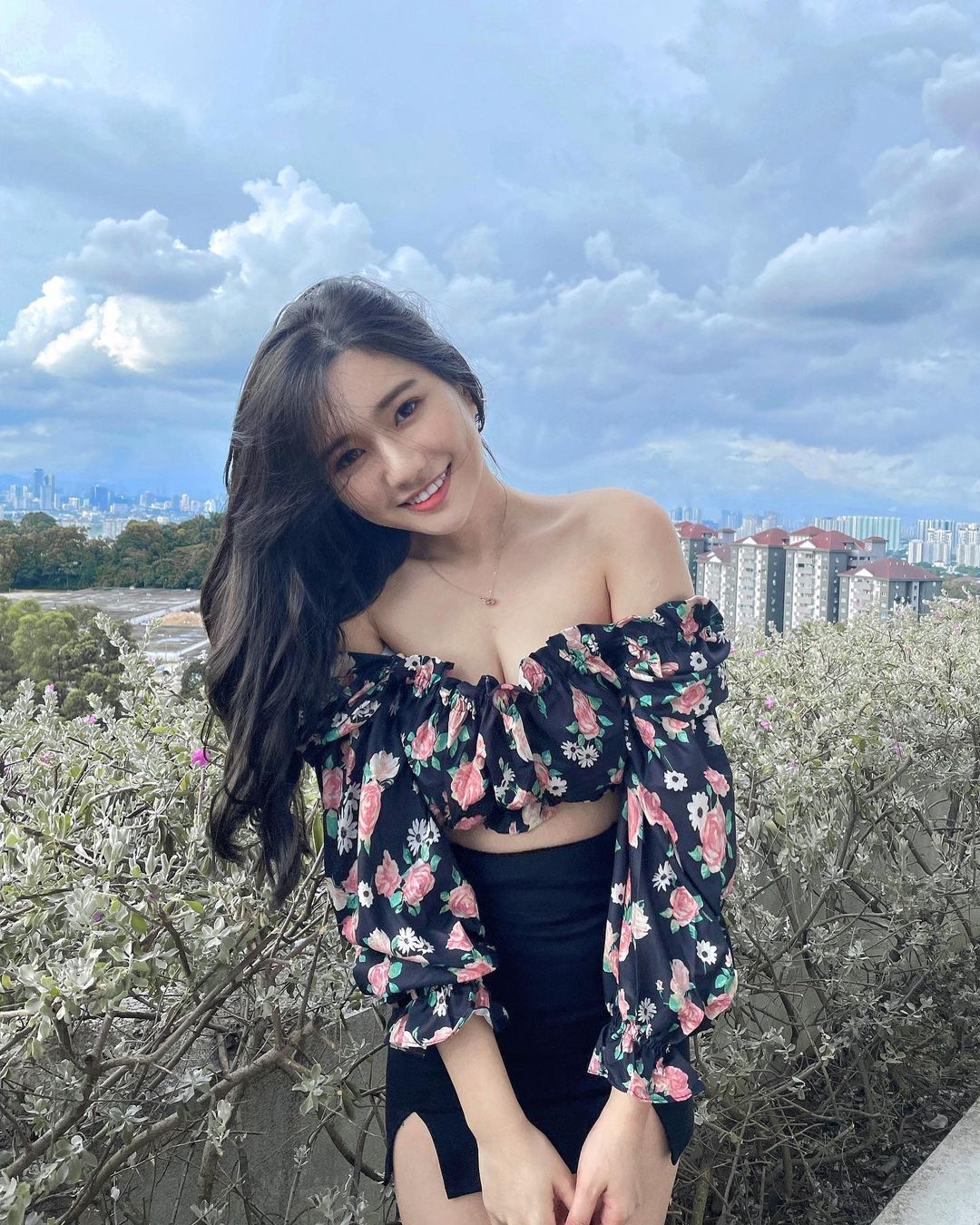 一名來自馬來西亞的 YouTuber 秋雯近日就分享了自己當網紅後的心理轉變，雖然在大家眼中，她的 instagram 美照看起來總是完美無瑕，但她自己卻表示：「我Post上來的照片一定是修過的，真實的完全不行！」