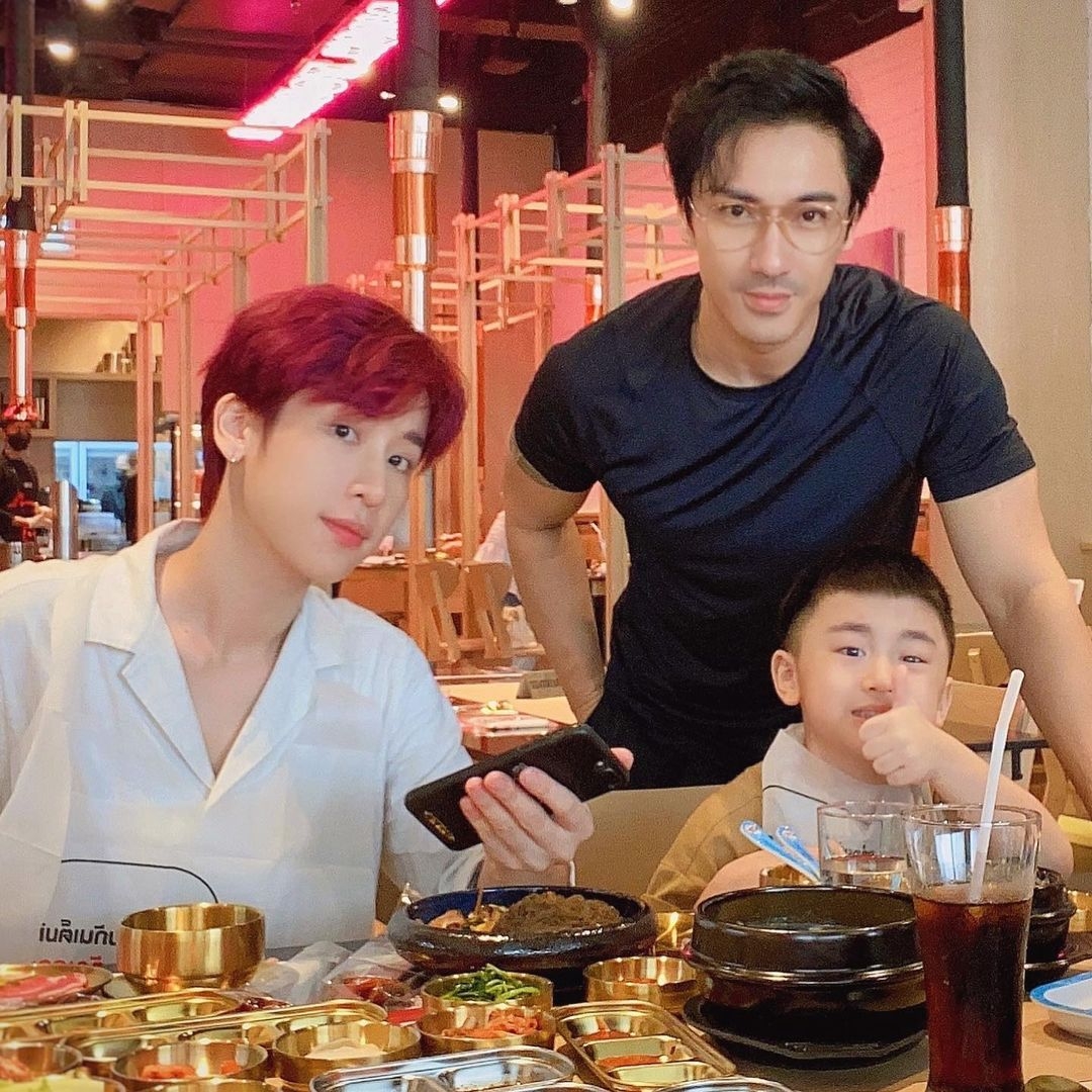 一家三日一起合照更似足三兄弟,超型仔!