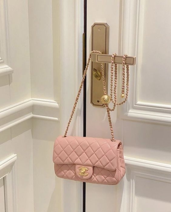 粉紅色、白色和黃色均屬於轉賣回報率低的手袋顏色