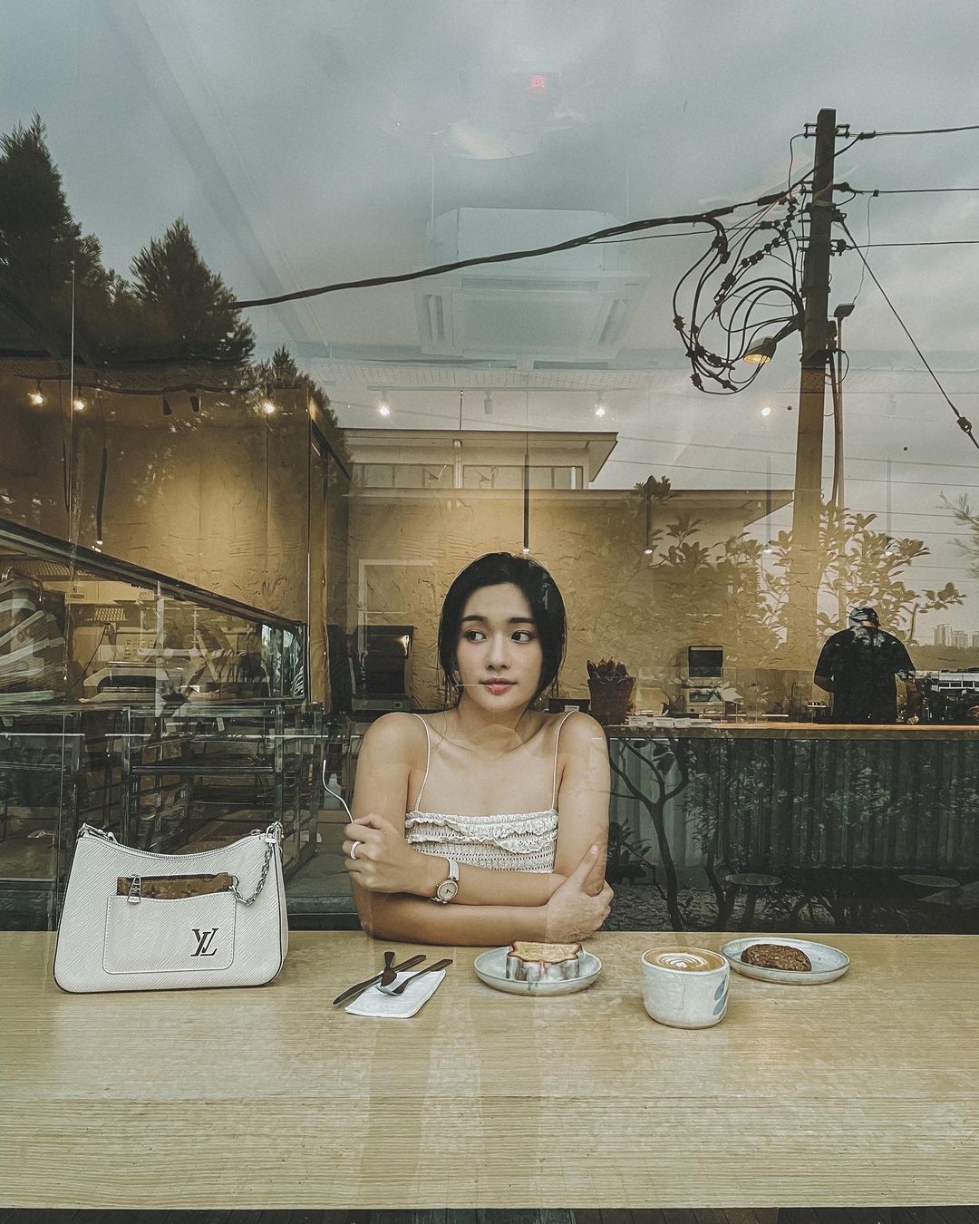 而為了保持靚樣上鏡，秋雯就表示每個月的頭一個星期永遠是她最忙碌的時候，因為為了迎接下一個月排山倒海的拍攝日程，她必須抓緊時間「執樣」－小顏正骨、做睫毛、脫毛、頭髮護理、健身等，為的只是在拍攝中保持最佳狀態。