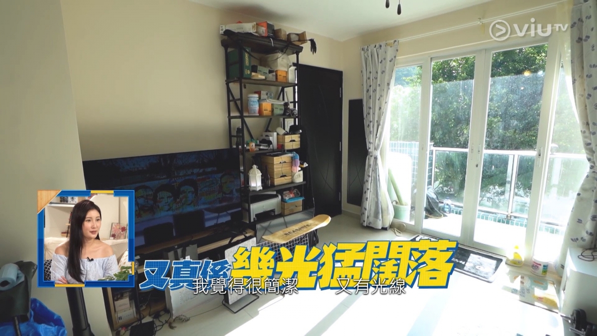 他們三房兩廳約700呎的單位,客廳空無一物而且到處都有著凌亂的雜物。