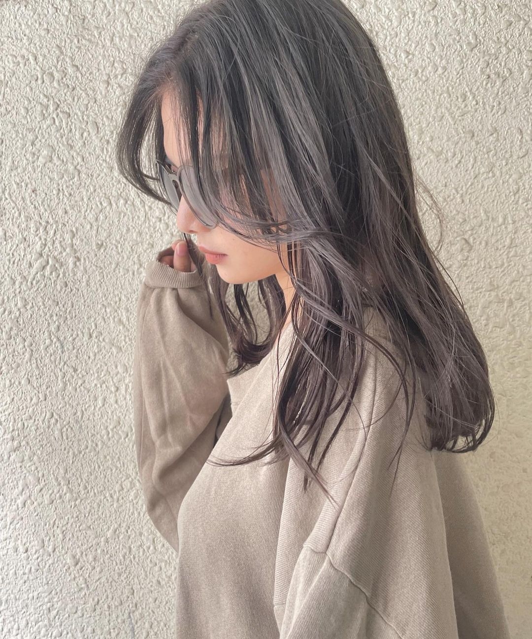 煙燻灰亦是一款近年秋冬季最受歡迎的髮色之一,它是一款偏霧感的微灰色