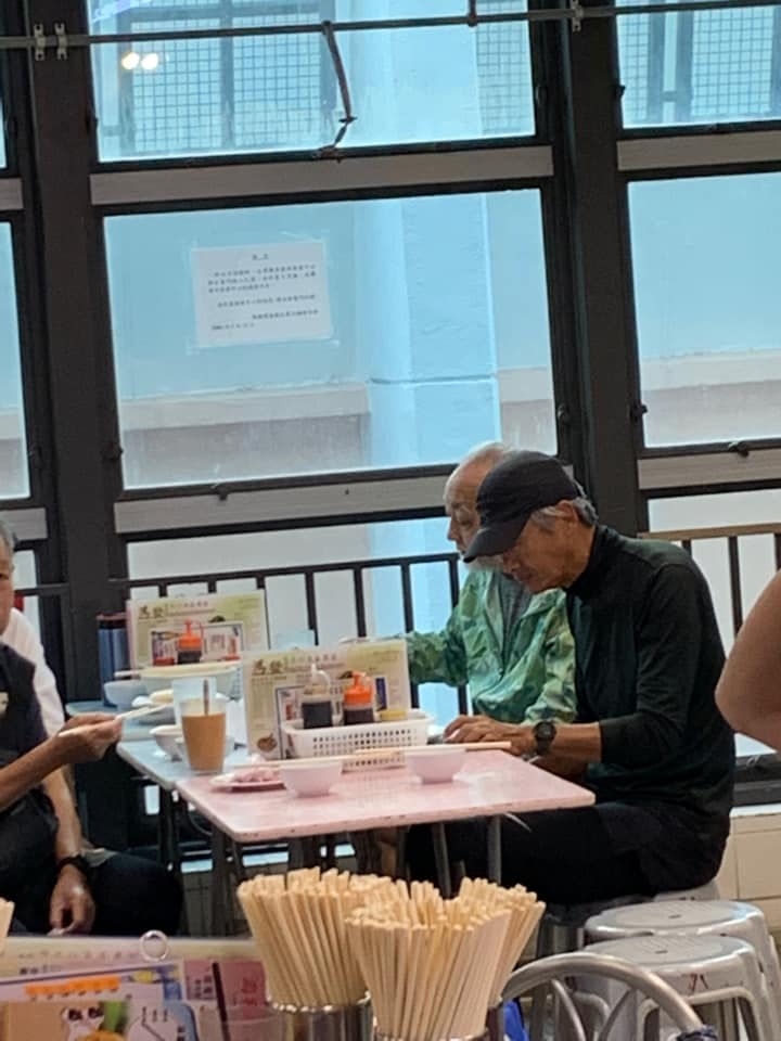 發哥狂粉表示:「今日10點約朋友大埔食嘢,點知一坐低竟然又見到發哥