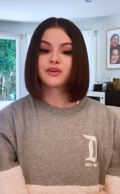 ,恰好 Selena Gomez 近日就正好換上了一頭清爽的短髮造型,更染上了令人耳目一新的深褐髮色!