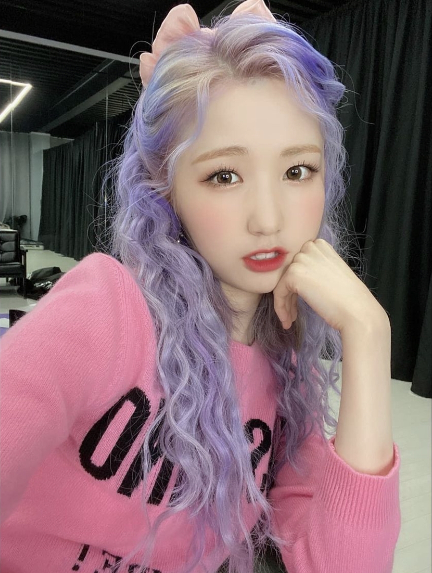 底色染上淺粉紫色，再隨意在不同髮絲染上另一層較深的薰衣草紫色！