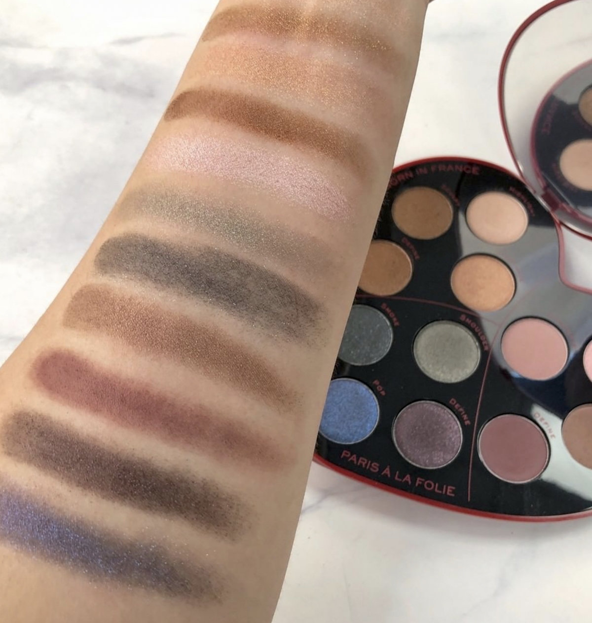 Emily in Paris X Lancôme聯乘系列,以象徵愛情的紅色心型為主軸,限量12色心型眼影盤選色浪漫!