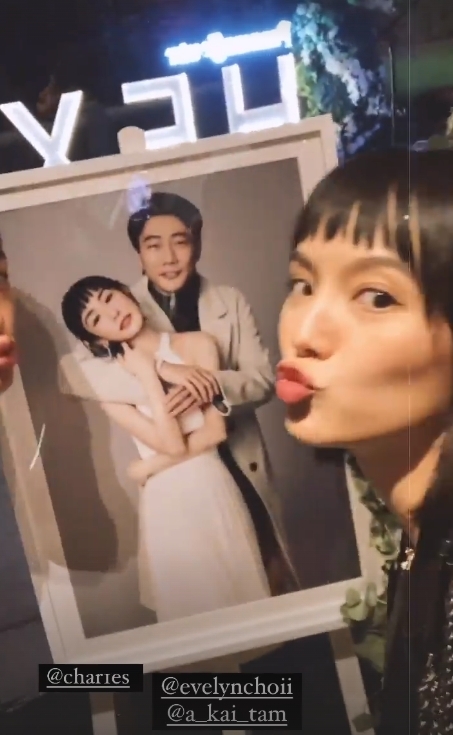 調皮的陳嘉寶在婚禮上親一對新人照片