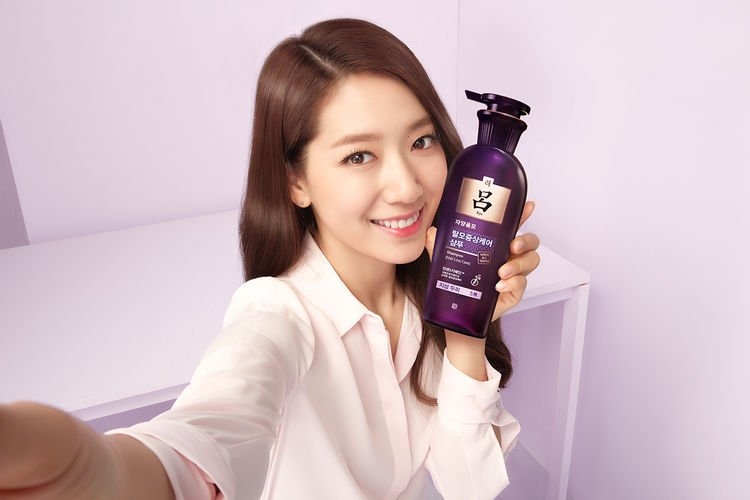 朴信惠擁有一把秀髮,更是多年使用「呂」的洗頭水~