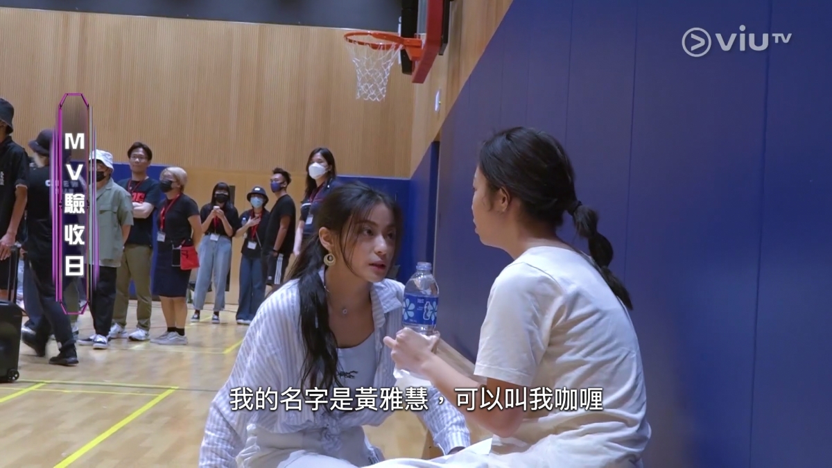 咖喱在排舞期間不時照顧身體不適的參賽者,非常熱心助人!