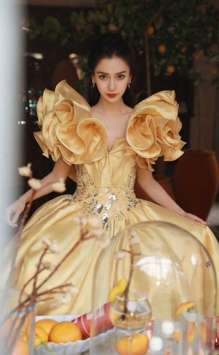 Angelababy 早前也有穿上過黃色的公主裙拍照,雖然裙子設計不一樣