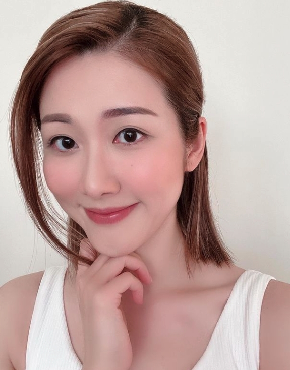 鄧佩儀後來亦有澄清,否認因對工作前程心淡而回加拿大