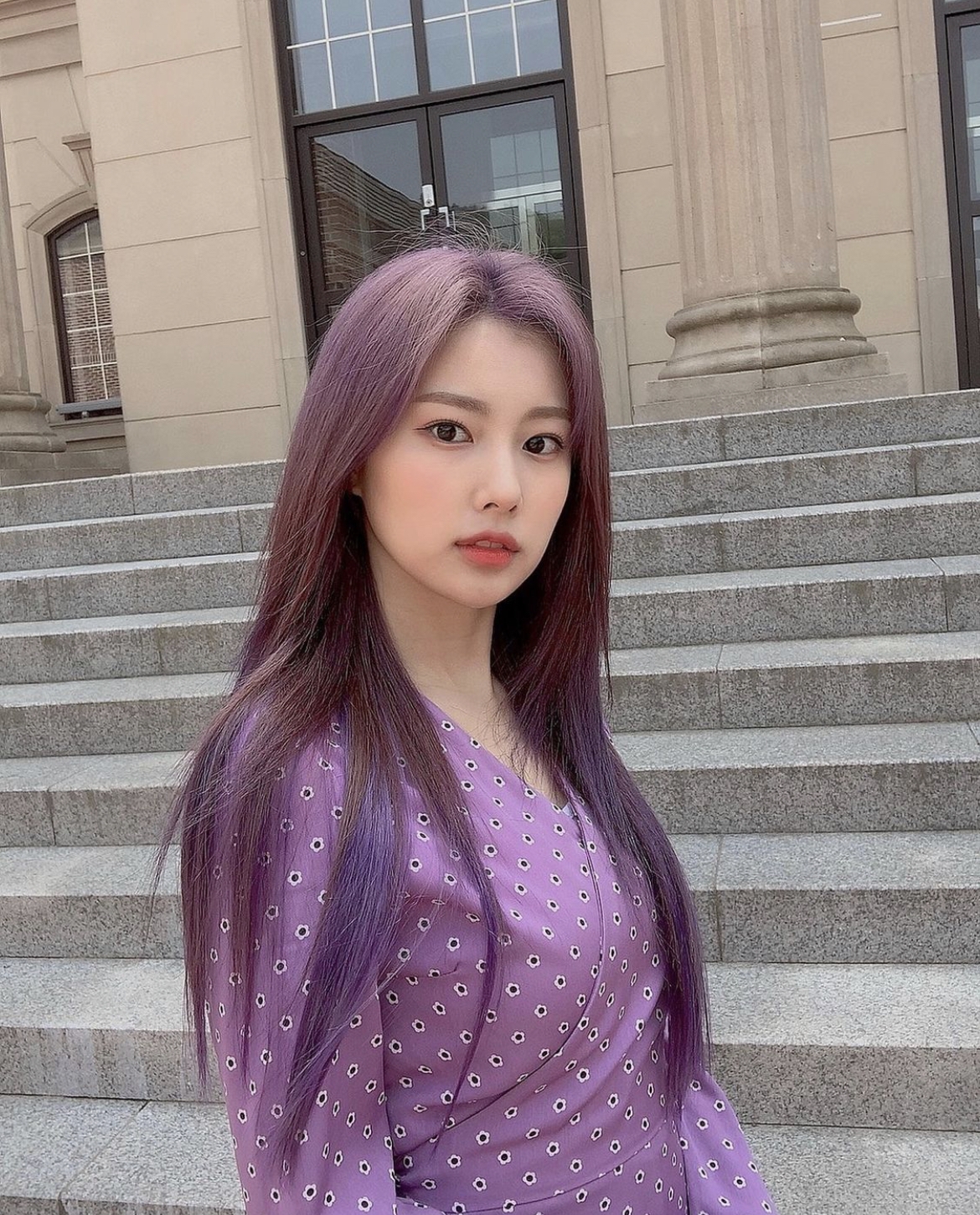 以較深的紫色作為底色，再在髮尾補染一層不同深淺度的紫色～