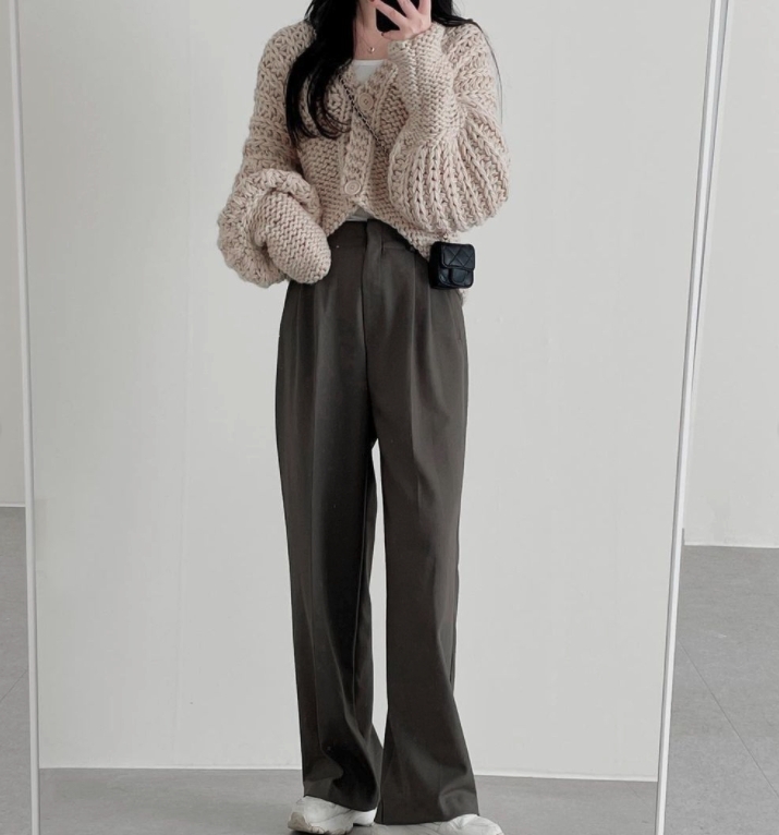 只要將冷衫鈕扣上,又可以塑造另一種造型!