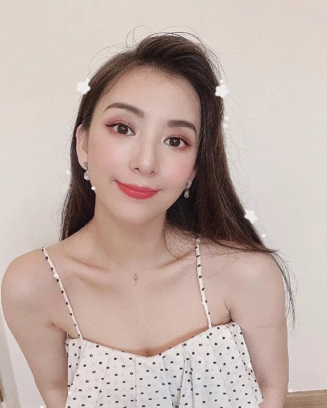 方媛自嫁給天王郭富城後,就在大宅中過著貴婦生活