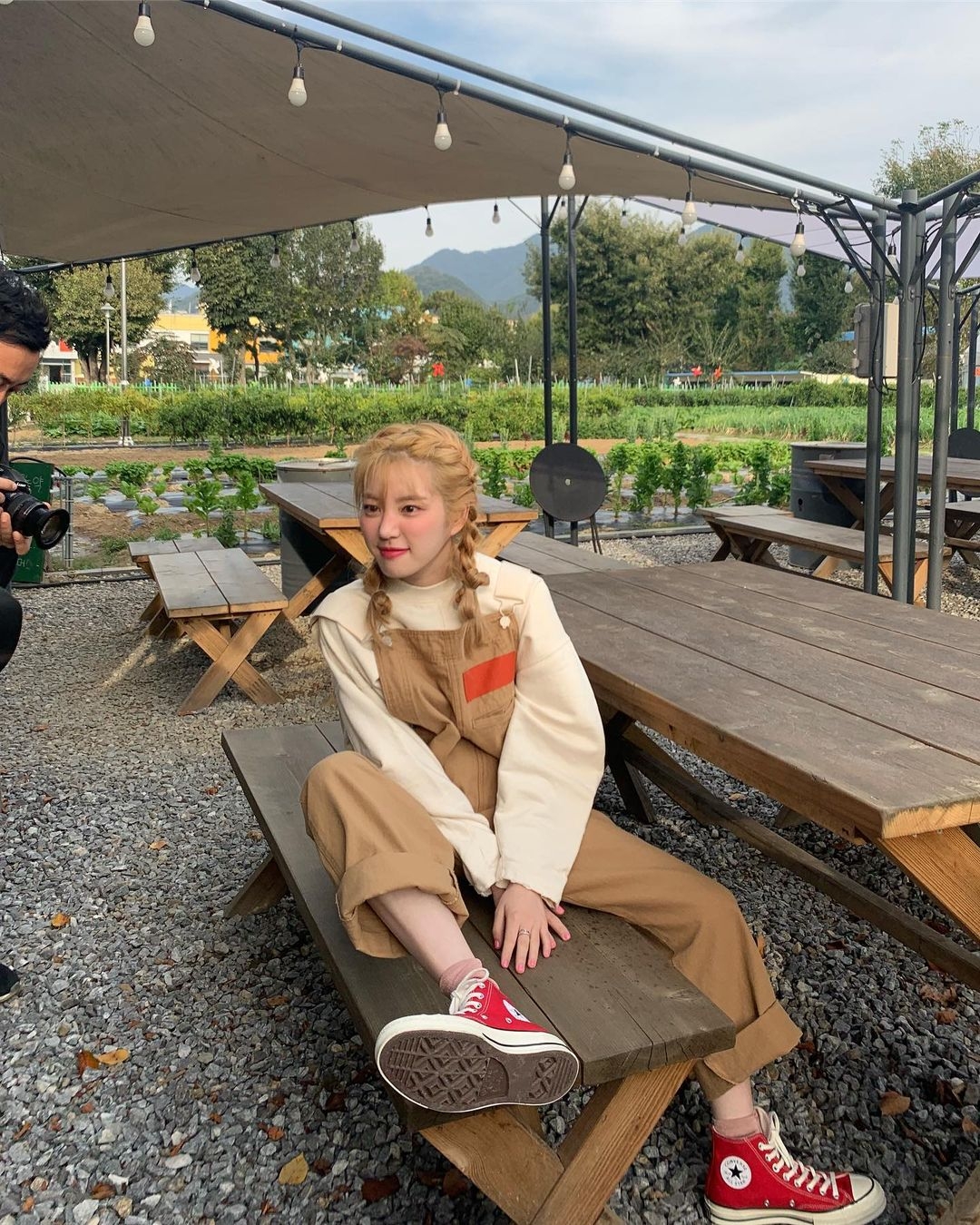 秋天也可以多嘗試吊帶褲造型~