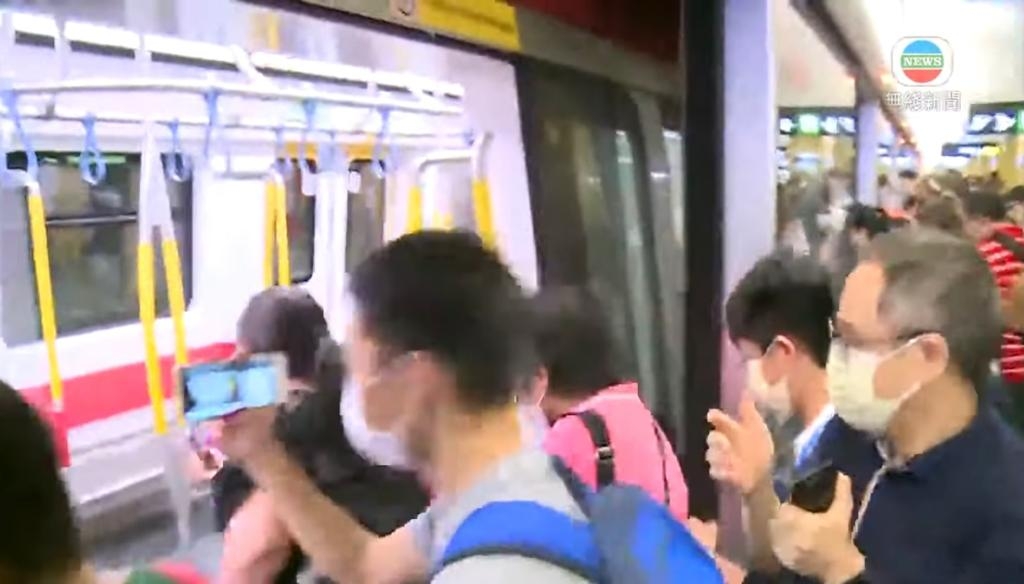 乘客還未下車便衝入車廂