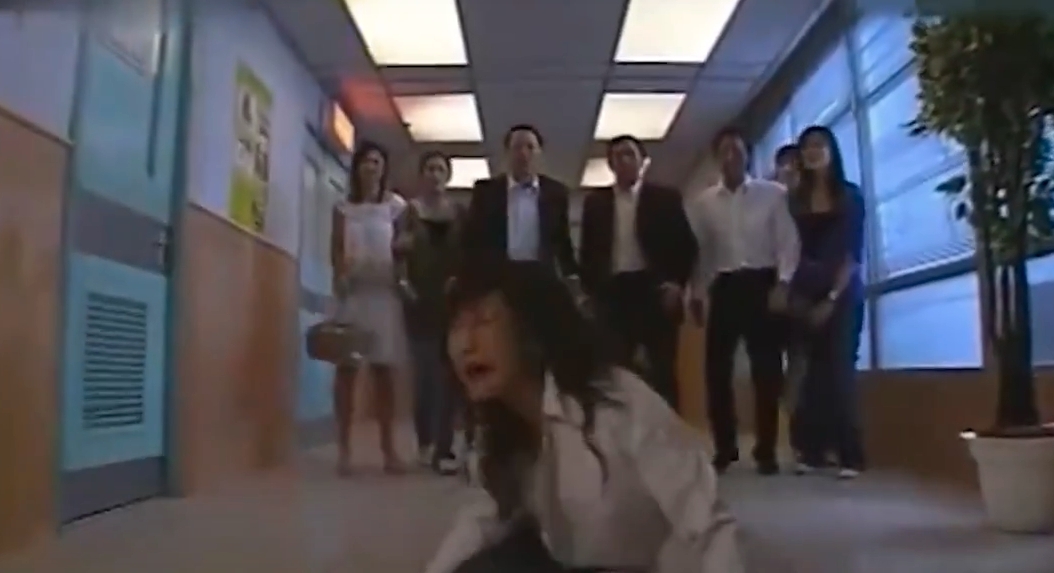 《溏心風暴》一劇中,鍾嘉欣在林峯離世後崩潰痛哭