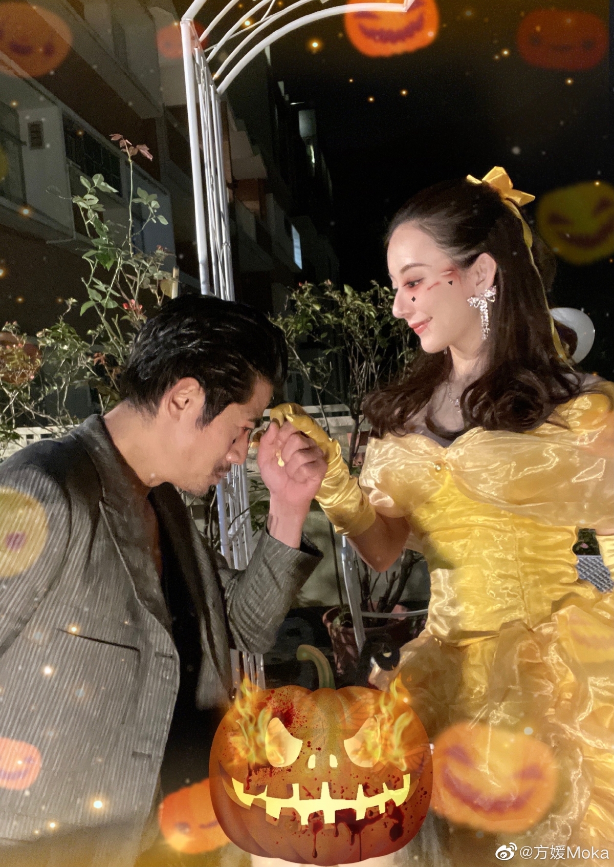適逢萬聖節,方媛就穿上了黃色公主裙,大玩美女與野獸的主題
