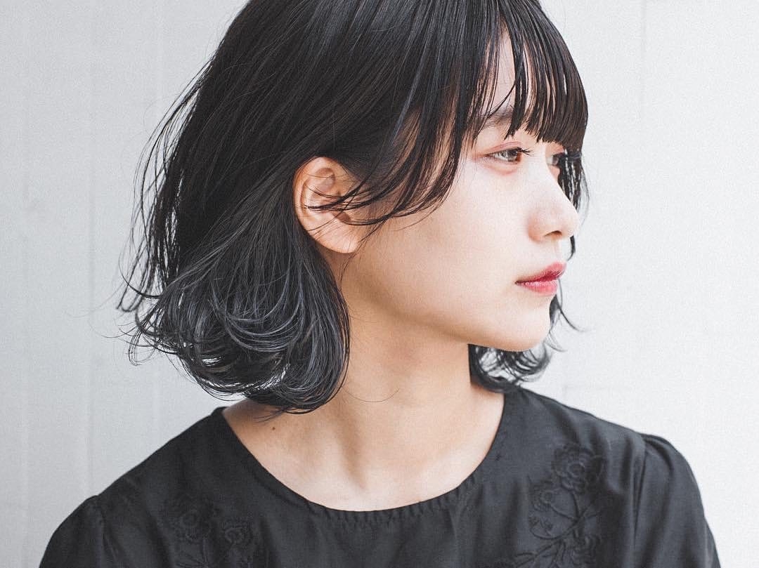 2021秋冬季髮色!向來走低調路線的你不妨可以選擇這款高冷的「冷霧黑」