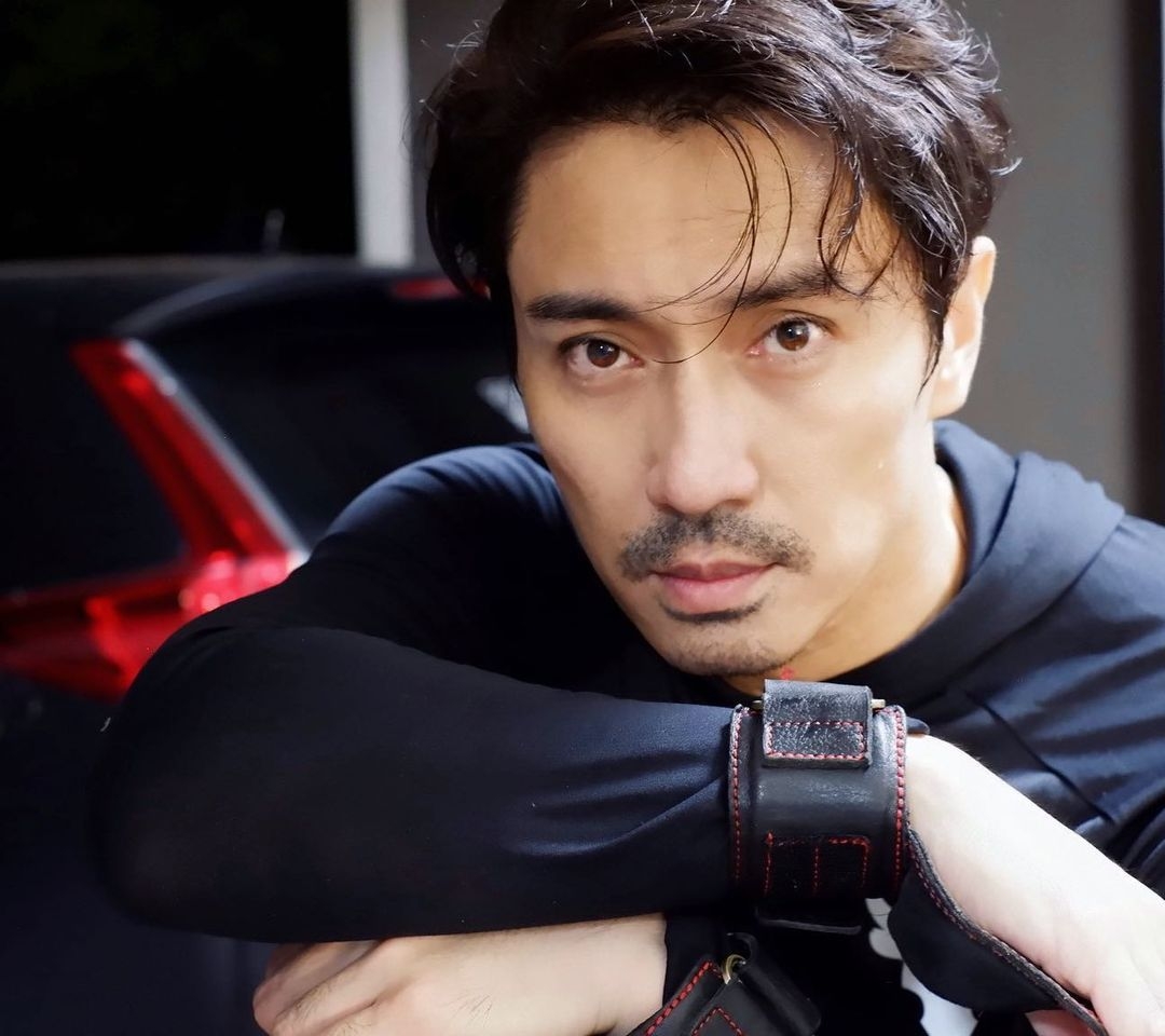 來自泰國的 47 歲男星帕辛(Passin Reungwoot)憑著俊俏精緻的臉蛋、以及一身鋼條身材而收獲不少粉絲